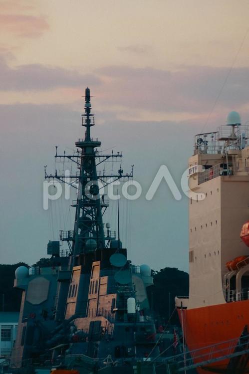 夕焼けの軍艦マスト マスト,軍艦,夕焼けの写真素材