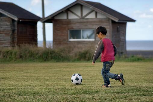 ＜素材＞公園でサッカーの練習をする男の子 子供,サッカー,スポーツの写真素材
