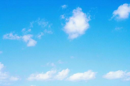 秋から冬、青空と雲の背景の写真
