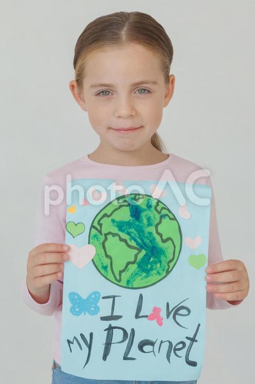 手描きの地球のポスターを持つ女の子2 子供,女の子,外国人の写真素材