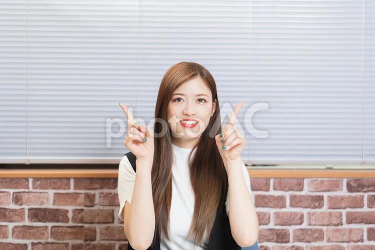 人差し指でポイントを指し示す女性 女性,ポイント,ビジネスの写真素材