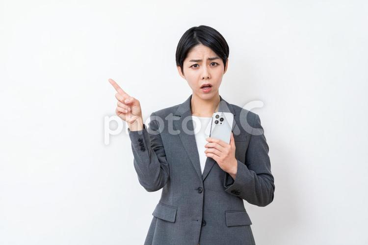 スマホを使うビジネスパーソン。 スマホ,女性,スマートフォンの写真素材