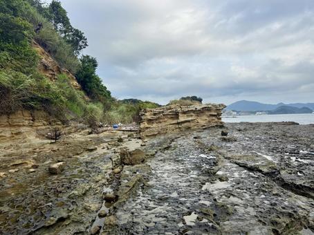 山口県彦島　竹ノ子島の磯辺 瀬戸内海,関門海峡,雲の写真素材