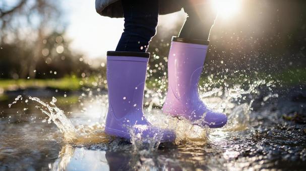 雨上がりの公園の水たまりで遊ぶ子供 雨上がりの公園の水たまりで遊ぶ子供の写真