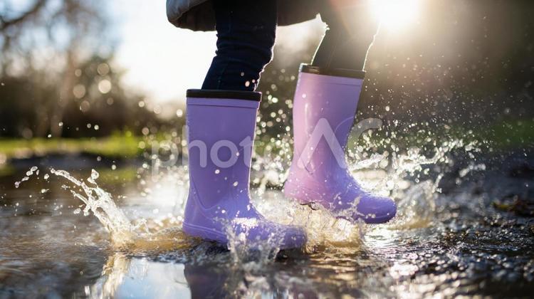 雨上がりの公園の水たまりで遊ぶ子供 水たまり,子ども,遊ぶの写真素材
