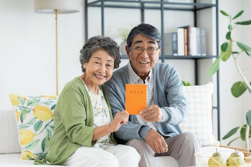 年金手帳を持つシニアの夫婦 年金手帳を持つシニアの夫婦 年金,シニア,夫婦の写真素材
