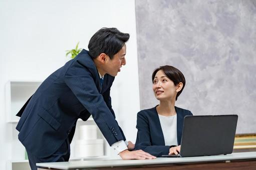 パソコンを見るビジネスマン パソコンを見るビジネスマン ビジネス,男女,かっこいいの写真素材