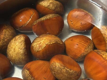 虫が出てこないかな 栗,マロン,下ごしらえの写真素材