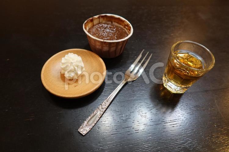 ウイスキーとチョコレートの生クリーム添え テーブル,チョコレート,ウイスキーの写真素材