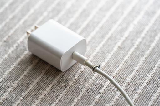 部屋ラグの上に電源プラグ断線 部屋ラグの上に電源プラグ断線 断線,危険,故障の写真素材