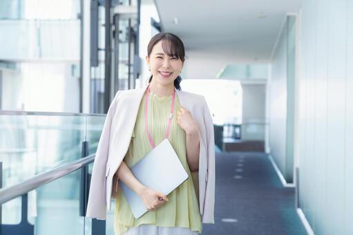 オフィスで働くビジネスウーマン ビジネス,ビジネスウーマン,女性の写真素材