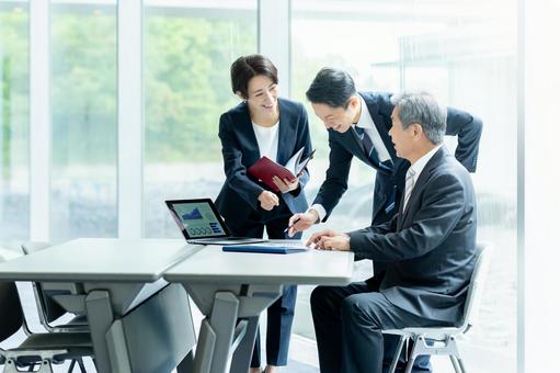 打ち合わせするビジネスマン ビジネスパーソン,打ち合わせ,笑顔の写真素材