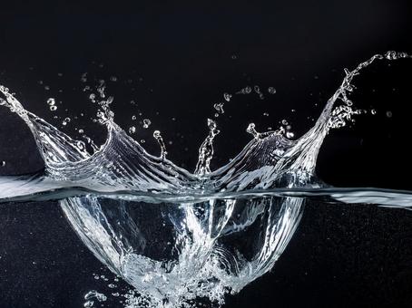 落ちた時の水飛沫_AS000004の写真