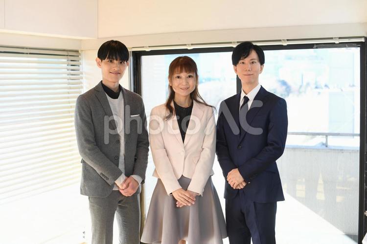 笑顔で並ぶアジア人男女のビジネスパーソン ビジネスマン,ビジネスウーマン,女性の写真素材