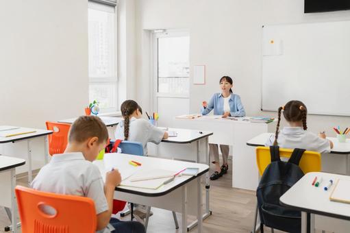 座って先生が授業して勉強する生徒たちの後ろ姿 女性,女の子,男の子の写真素材