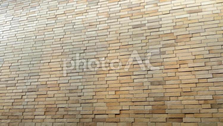 茶色いタイルブロックの住宅の壁面 タイル,ブロック,石目の写真素材