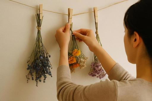 ドライフラワーを飾る女性・手作業・暮らし ドライフラワーを飾る女性・手作業・暮らしの写真