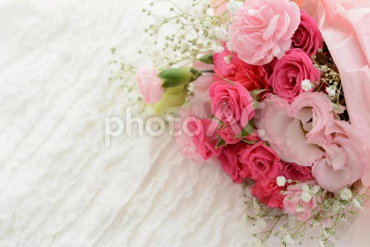 薔薇とトルコキキョウの花束 花,花束,植物の写真素材