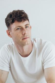 白いTシャツを着た男性 男性,外国人,欧米人の写真素材