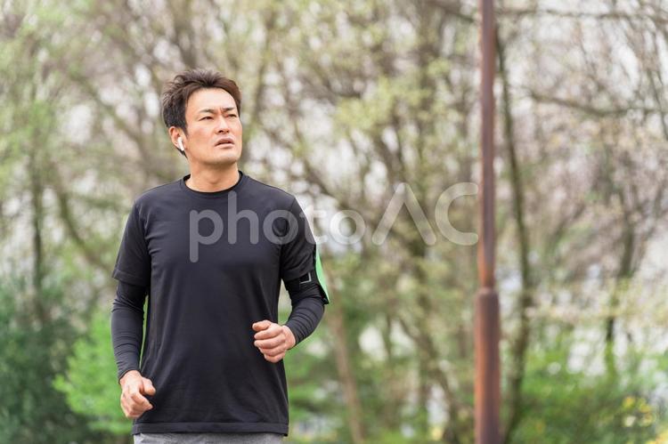 ジョギング・ランニングをする中年の男性 ジョギング,ランニング,男性の写真素材