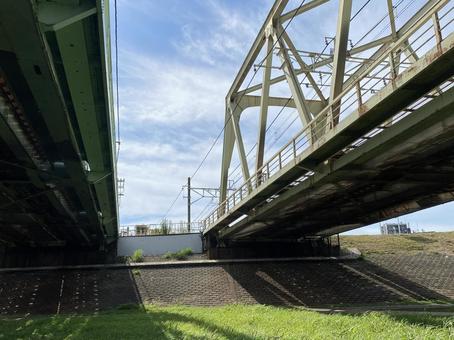 鉄橋の陰と光 鉄橋の陰と光 高架橋,太陽光,フェンスの写真素材