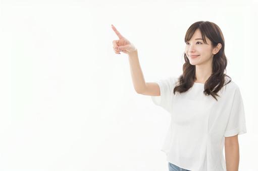 若い女性 見上げる 指差し 若い女性 見上げる 指差し 女性,人物,かわいいの写真素材