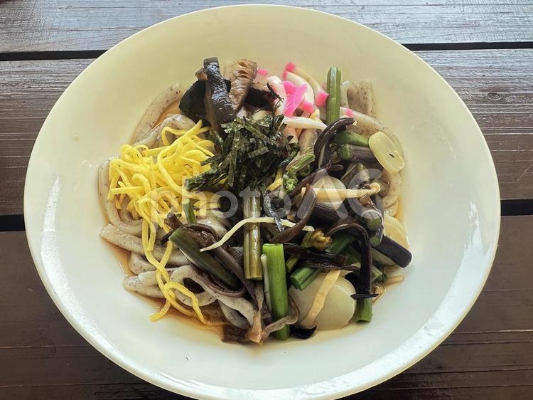 田舎うどん　冷やしうどん　山菜うどん 田舎うどん,冷やしうどん,山菜うどんの写真素材