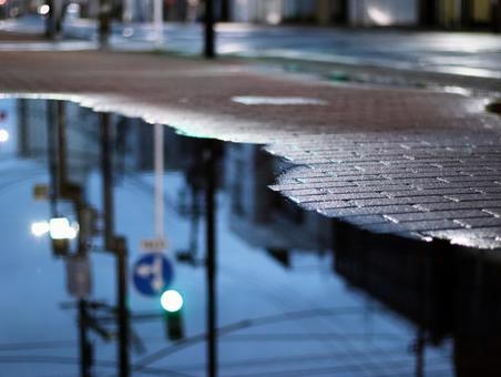 歩道の水溜まりに映る信号 歩道の水溜まりに映る信号 夜景,歩道,リフレクションの写真素材