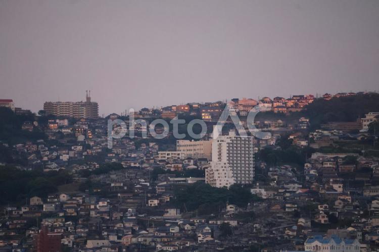 朝の光りを感じる街並みの風景 朝,光り,感じるの写真素材