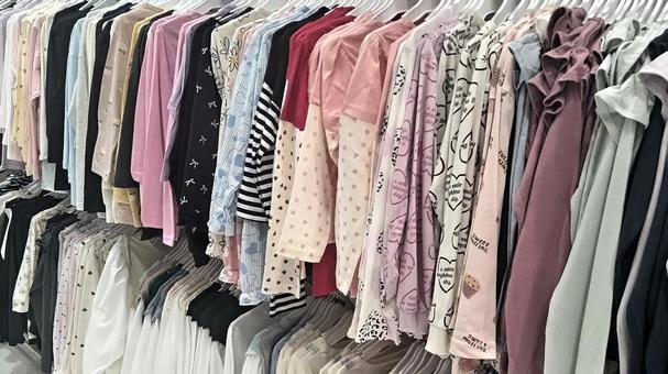 並ぶ複数の子供服 並ぶ複数の子供服の写真