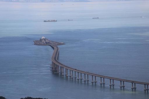 青い海と道路と人工島と船のある風景 青い,海,道路の写真素材