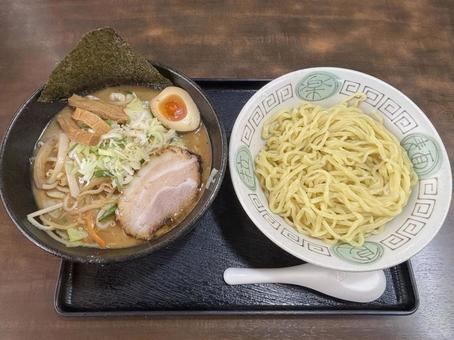 野菜がたっぷりなつけ麺(みそ味) 野菜がたっぷりなつけ麺(みそ味) 食べ物,食事,つけ麺の写真素材