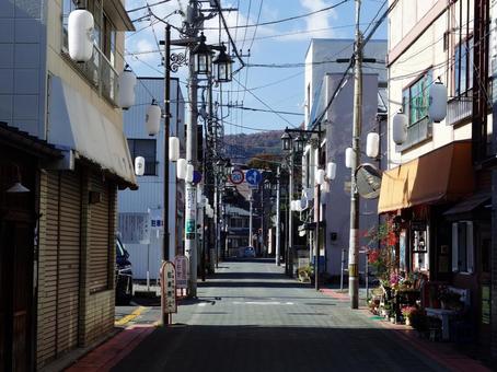 提灯と電線が目立つ日本の商店街 商店街,街並み,通りの写真素材