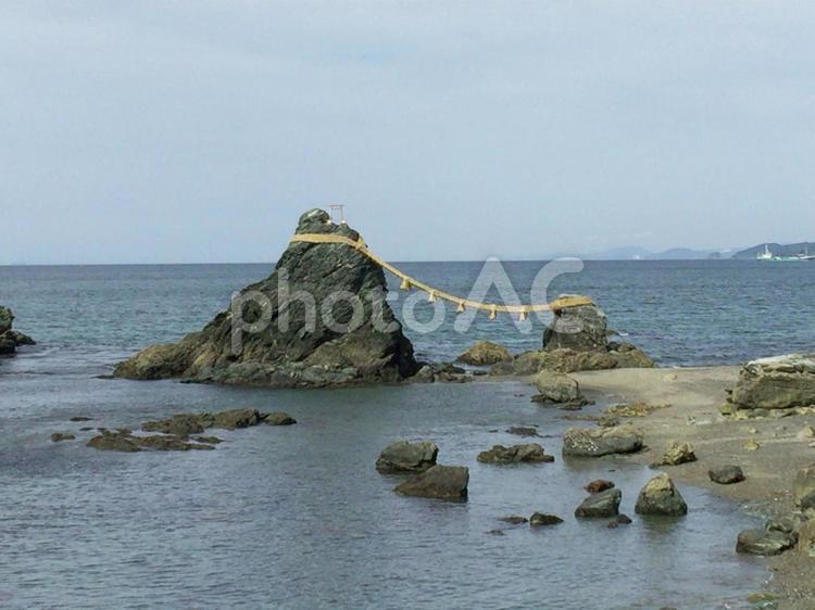伊勢湾に注ぐ五十鈴川の夫婦岩 夫婦岩,観光地,伊勢湾の写真素材