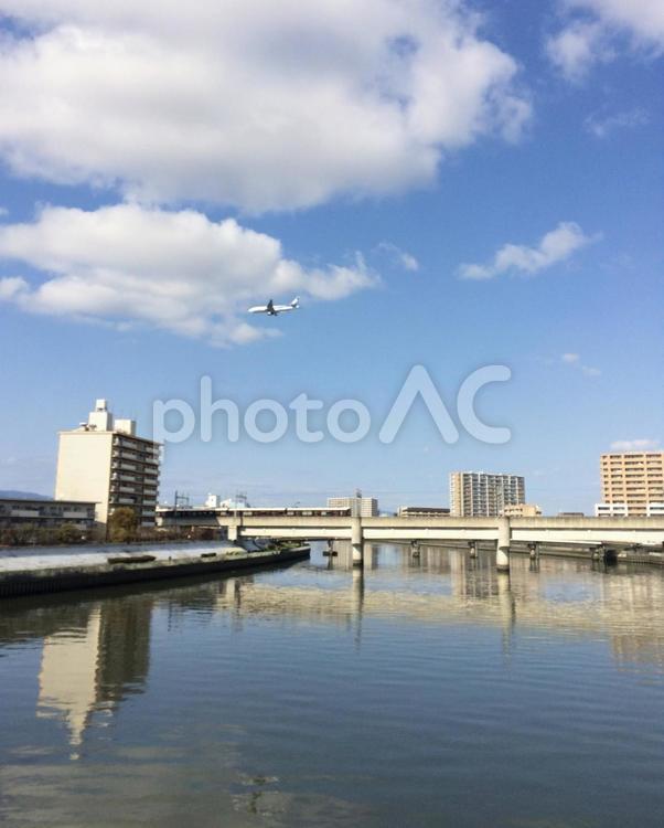 川と空と飛行機 川,街並み,河川の写真素材