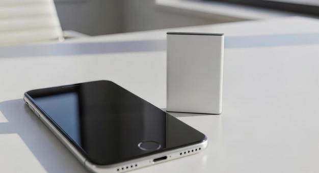 スマホと小さなモバイルバッテリー スマホと小さなモバイルバッテリーの写真
