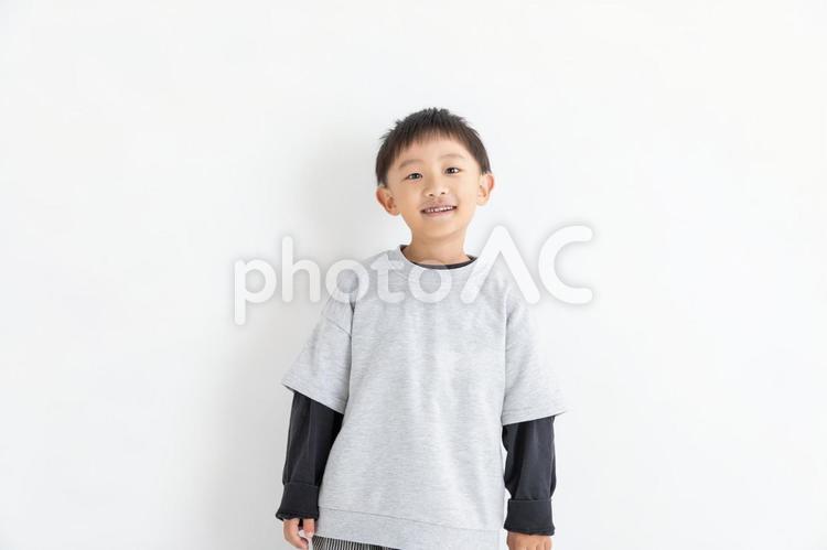 カメラ目線で笑顔の男の子　smiling  男の子,子ども,笑顔の写真素材