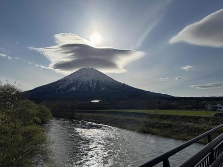 傘をかぶった羊蹄山 傘をかぶった羊蹄山 羊蹄山,雲,傘の写真素材