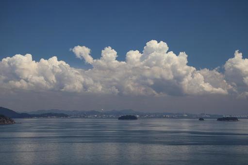 青空と雲と工場地帯と街と山と島と海の風景 青空と雲と工場地帯と街と山と島と海の風景の写真