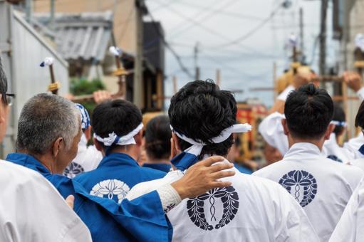 秋祭りの巡行を待つ神輿の担ぎ手 秋祭り,巡行,待機中の写真素材