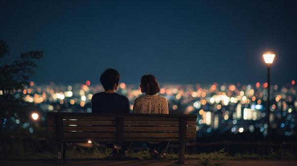 夜景デートを楽しむ男女の後ろ姿 夜景デートを楽しむ男女の後ろ姿の写真