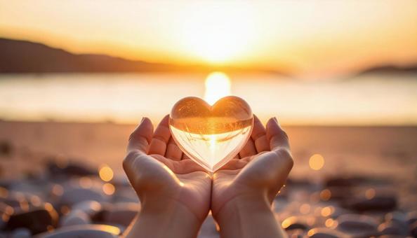 ハート型のクリスタルと海の写真
