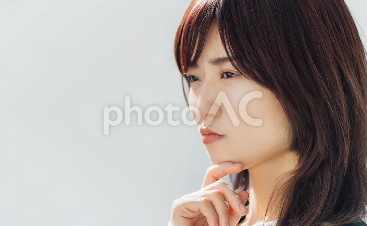考えごとをするビジネスウーマンの横顔 女性,ビジネス,悩むの写真素材