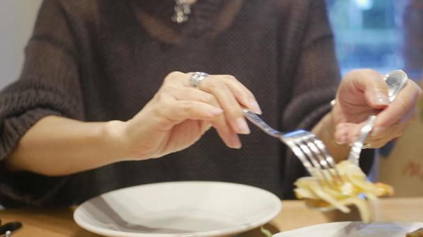 料理を取り分ける女性 料理を取り分ける女性の写真