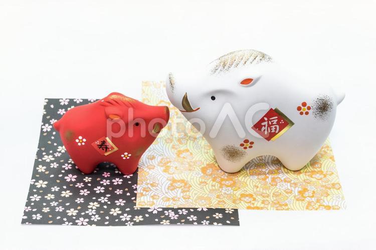 イノシシの干支置物 イノシシ,置物,紅白の写真素材