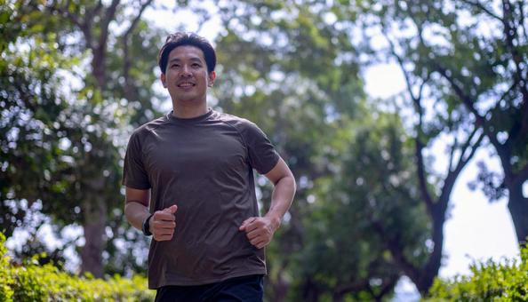 ジョギングする日本人男性 ジョギングする日本人男性の写真