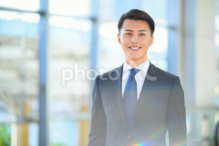 カメラ目線で笑顔のビジネスマン ビジネスマン,男性,若者の写真素材