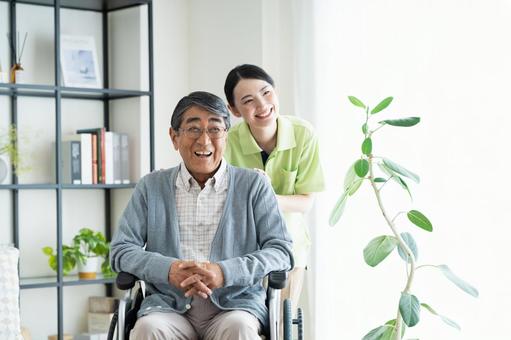 車椅子のシニアの男性と介護福祉士 車椅子のシニアの男性と介護福祉士 介護,車椅子,シニアの写真素材