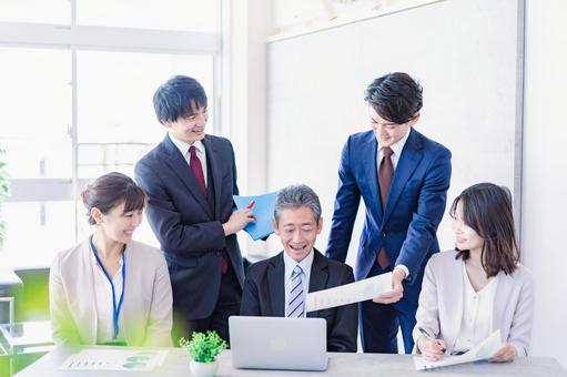 笑顔で打ち合わせをするビジネスパーソン アイデア,ビジネスシーン,ライフワークバランスの写真素材