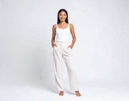 白い服を着た女性モデル 白い服を着た女性モデルの写真